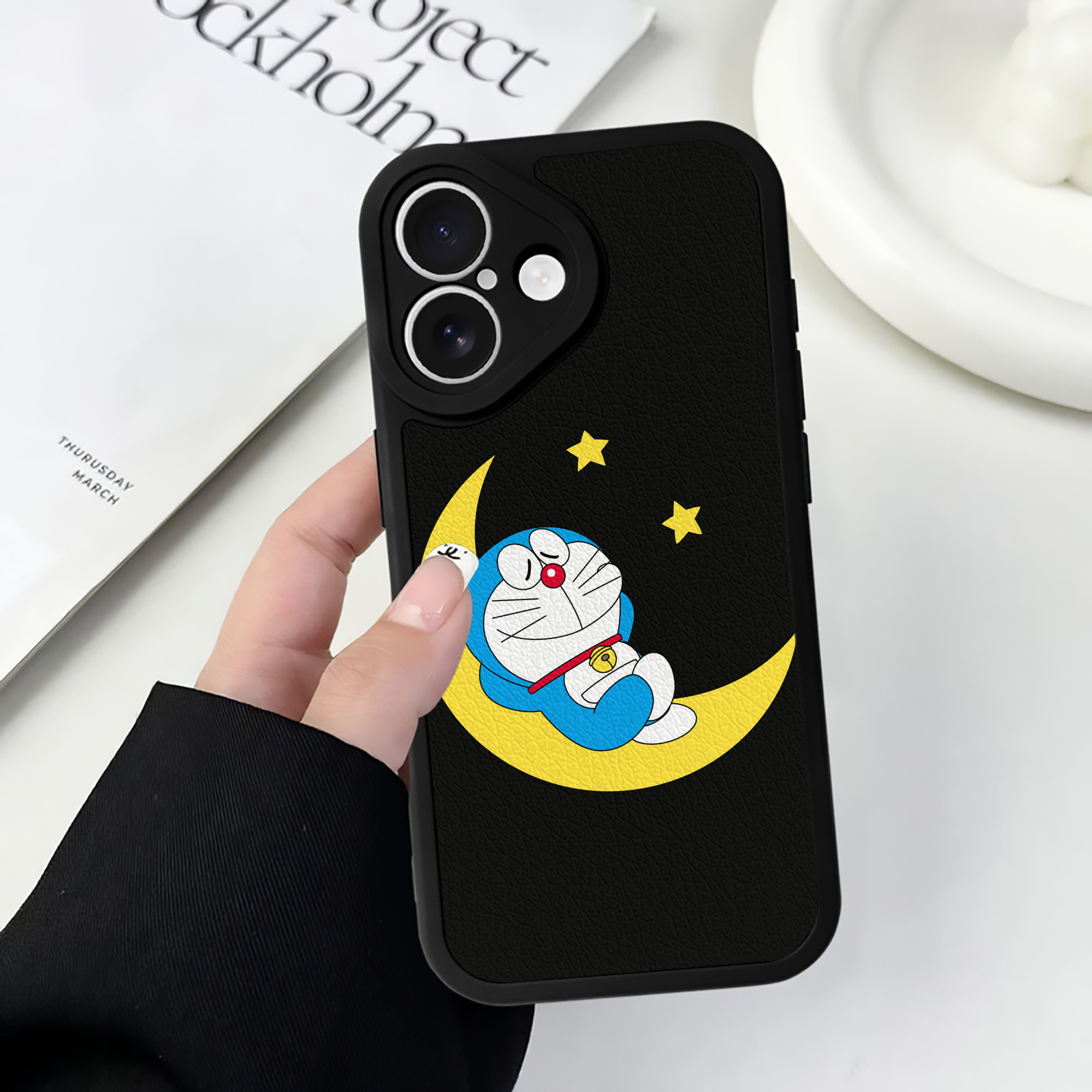 （画像用） ドラえもん Doraemon 【iPhone 16シリーズ対応】シリコンスマホケース（レザー調） 材質：シリコン